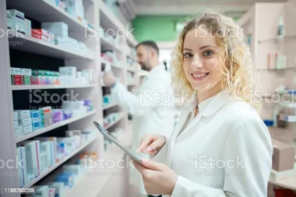 Фармацевт в аптеке. Стол фармацевта. Фармацевт владивосток. Фармацевт. Фармацевт.