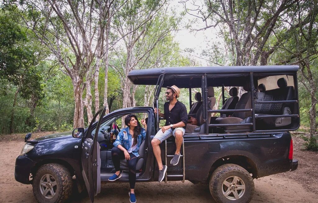 Toyota sri lanka. Аренда машины шри ланка. Автомобили на шри ланке тойота. Шри ланка сафари на джипах. Шри ланка машины.