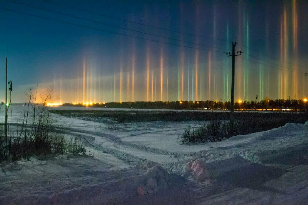 Световые столбы гало явления. Гало солнечный столб. Почему свет от фонарей идет вверх. Световые столбы природное явление. Световые столбы атмосферное явление.