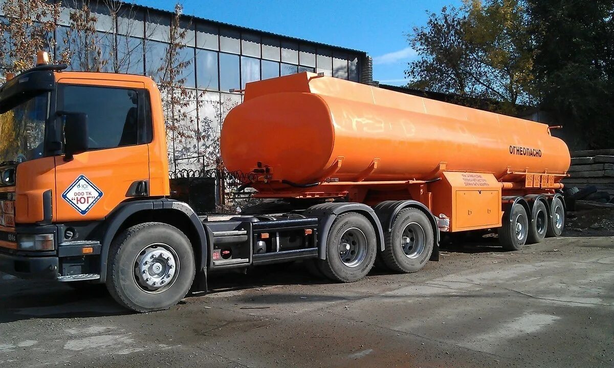 Скания бензовоз 30 кубов. Npr75l-k бензовоз. Volvo 420 бензовоз белый Огнеопасно с белой бочкой. Современный бензовоз.