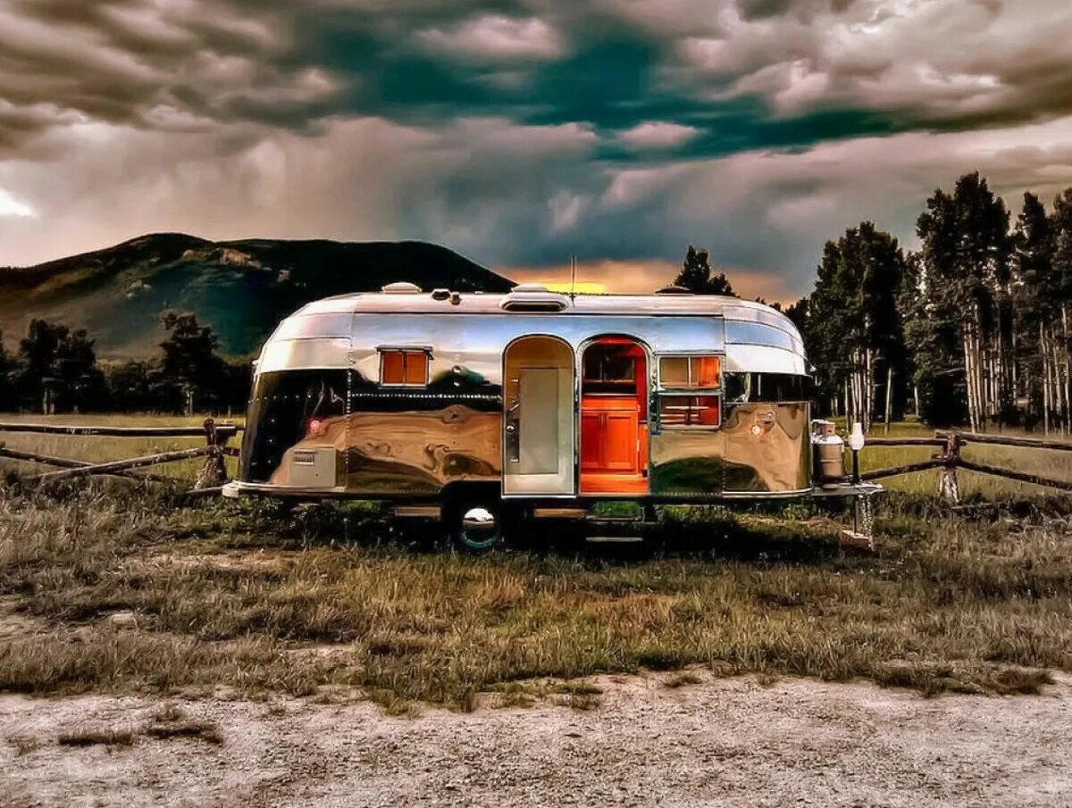 Трейлер где живут. Автодом Airstream. Автодом Pan American Airstream. Автодом Airstream 2020. Глэмпинг автодом.