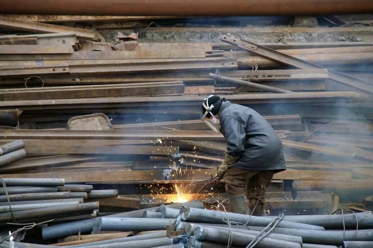 Газовая сварка. Демонтаж металлических конструкций. Газорезчик металла. Резка металла газом. Строитель с болгаркой.