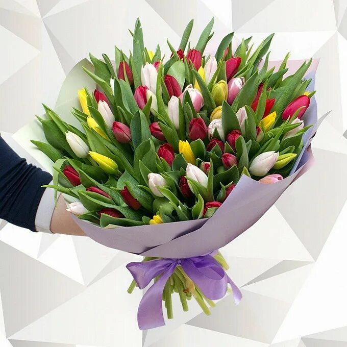 В цветочном магазине было 95 тюльпанов продавец
