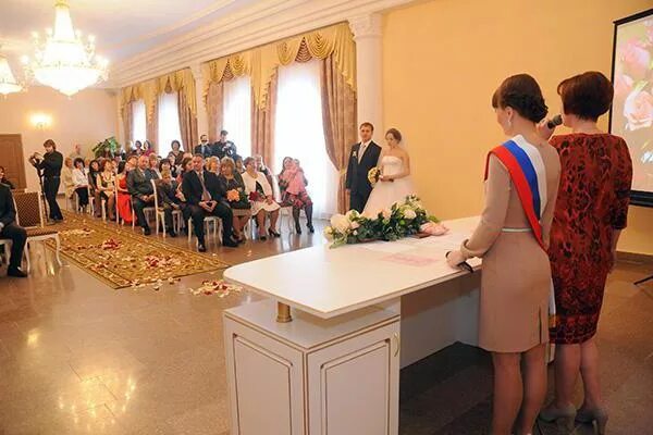 Дворец бракосочетания чебоксары. Загс фото. Регистрация брака красноярск. Загс крупской 44. Загс на дубровинского красноярск.
