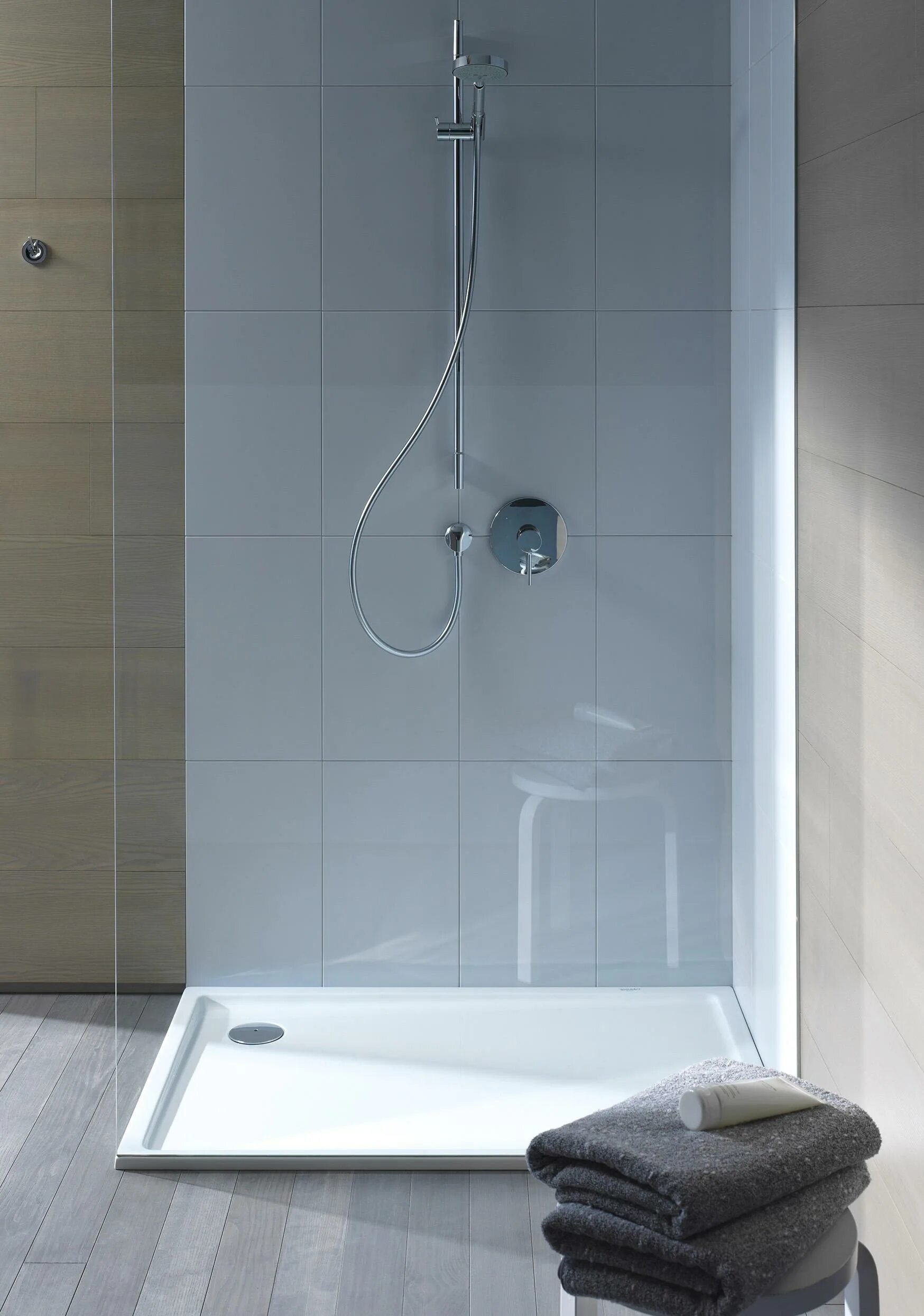 Duravit душевой поддон. Shower Tray поддон. Душевые поддоны в интерьере. Поддон для душа в интерьере.