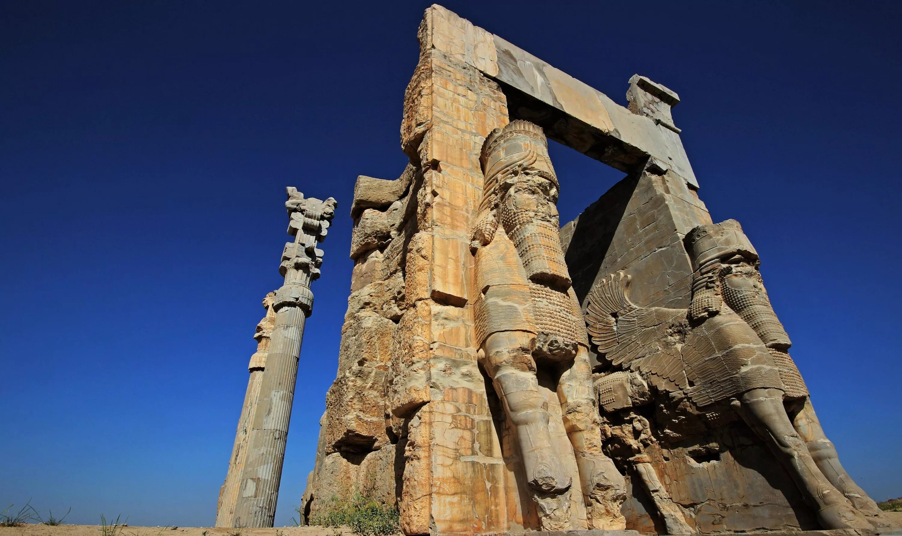 Перси довмонтова стена. Руины древнего города персеполь. Дворец дария. Персеполь столица персии. Древняя персия иран.
