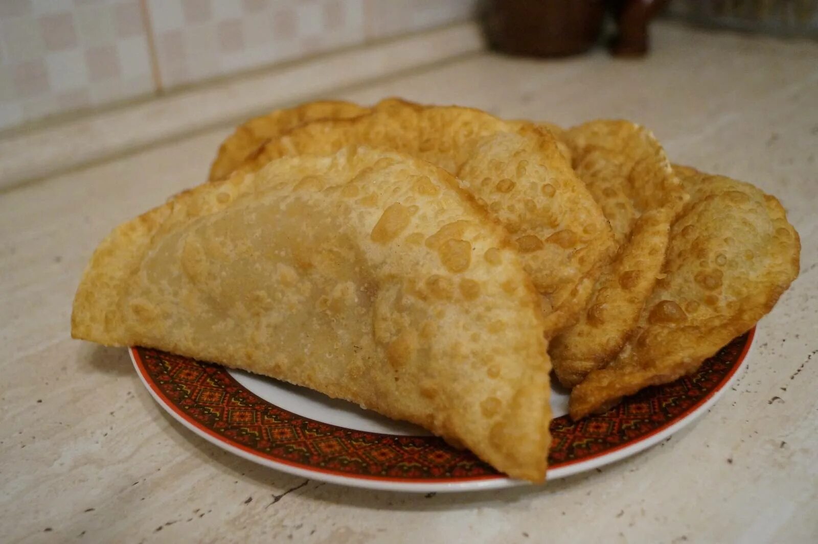 хрустящее тесто для чебуреков. тесто чебуреки самые сочные тонкие хрустящие. тесто для чебуреков. чебуреки домашние. самса хачапури чебуреки.