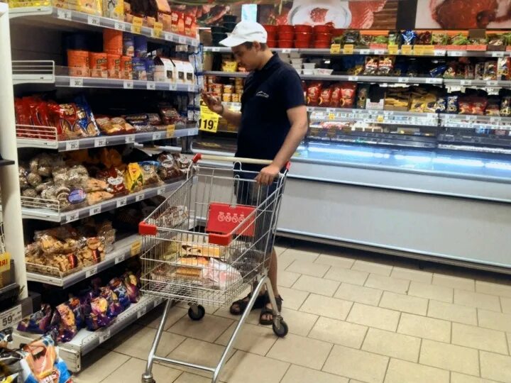 Продавец хлебного магазина. Продавец техники на рынке. Продавец люберцы. Продавец в продуктовый магазин. Продавец в магазине.