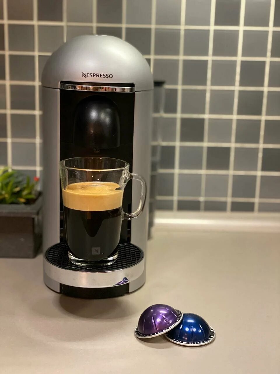 Nespresso vertuo кофемашина. Кофемашина Nespresso Vertuo Plus. Nespresso gcb2 Vertuo Plus c. Кофемашина капсульная Nespresso gcb2 Vertuo Plus. Капсульная кофемашина Nespresso Vertuo Plus c gcb2 eu Black.