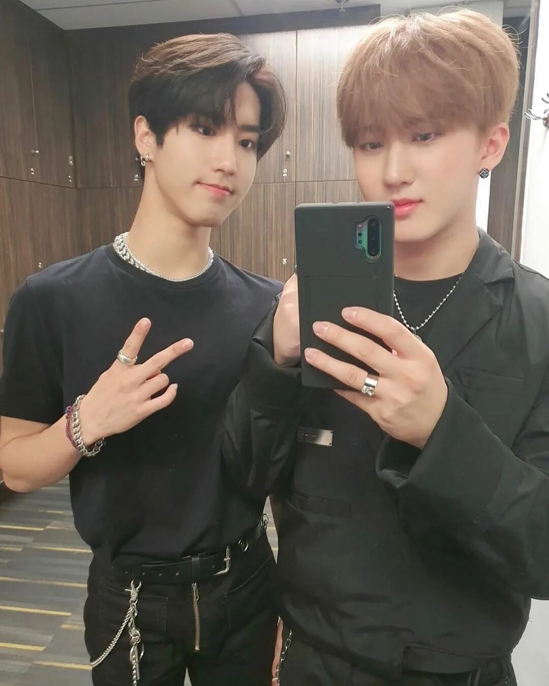 Чан и бин фф. Чанбин и джисон. джисон и чанбин stray kids. ли минхо и джисон. чанбин, джисон, минхо, бан чан.