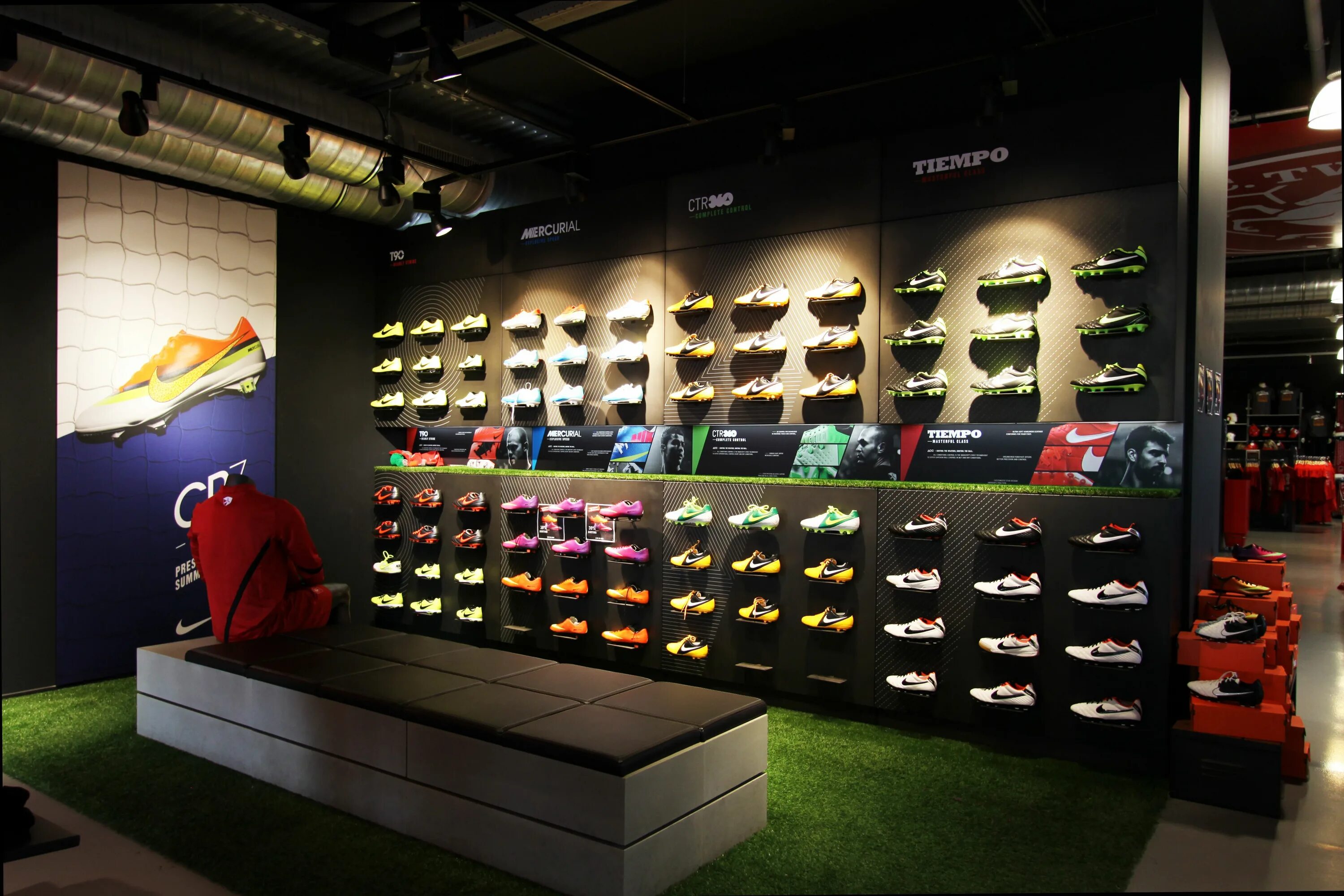 Новый магазин кроссовок. Nike Magazin Turkiya. Nike shop Interior. Сникеры Nike Boutique.. Nike Sneakers магазин.