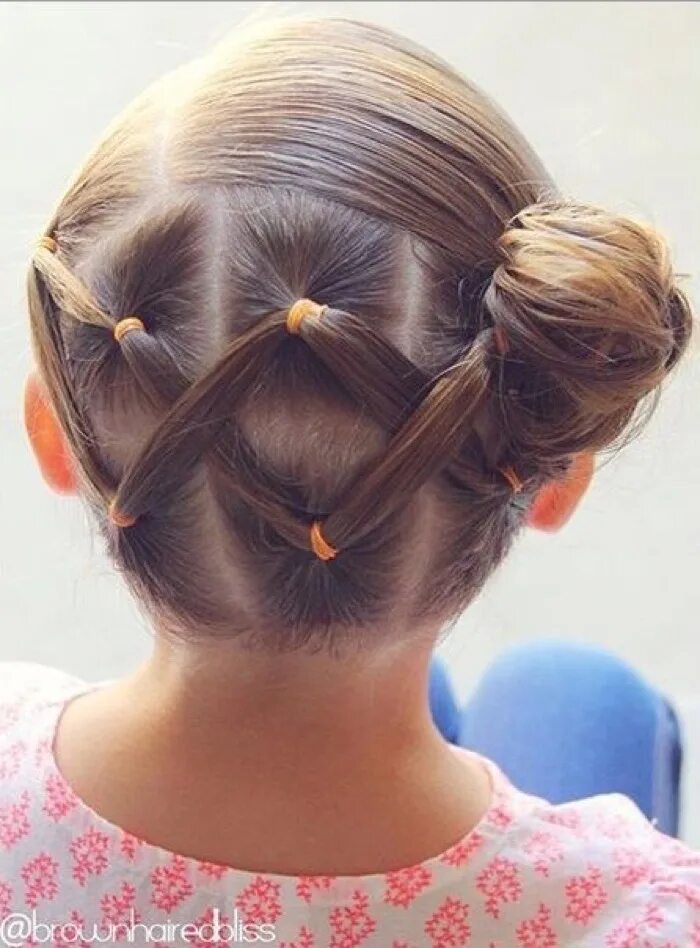 Причёски для девочек в садик. Причёски в садик на каждый день. Несложные прически для девочек. Прически для детей несложные