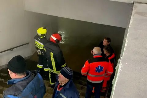 Видео где блогерша упала в подземный переход