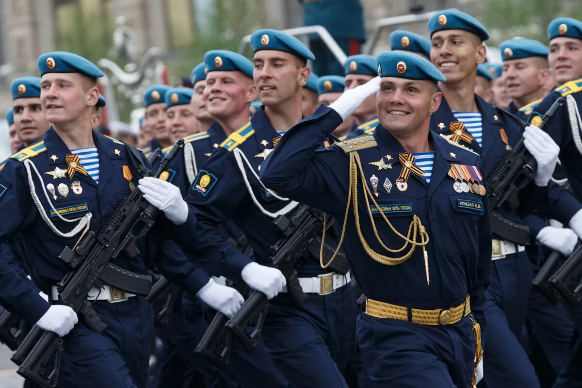 Муж парад. ВКС парадная форма солдат. РВВДКУ морская пехота. Парад Победы 2022 Хабаровск. ВДВ на параде.