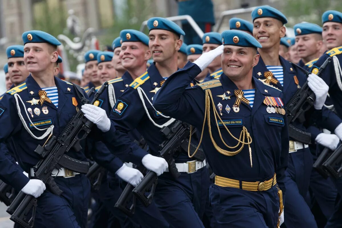 Парад победы летчики. Вкс парадная форма солдат. парад вдв москва 2025. десантники на параде. десантники на параде победы.