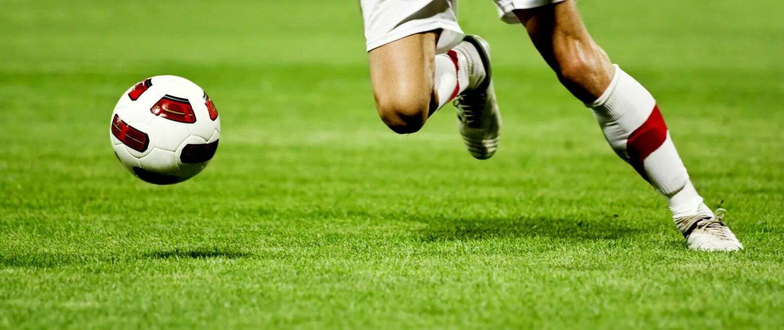 Футбольный мяч и нога. Футбольные ноги. Нога футболиста в бутсах. Нога футболиста в бутсах. Ноги футбольном поле.