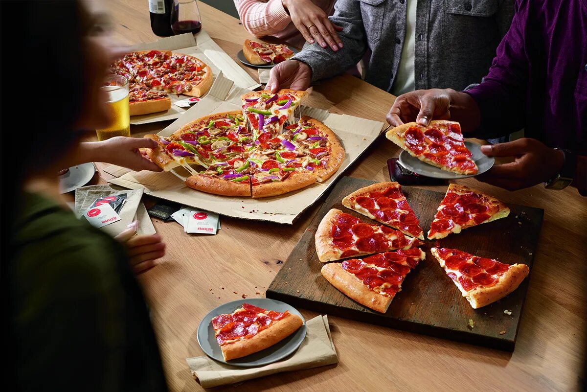 сейчас будет пицца. горячая пицца. сейчас будет пицца. пицца для большой компании. вкусная пицца.