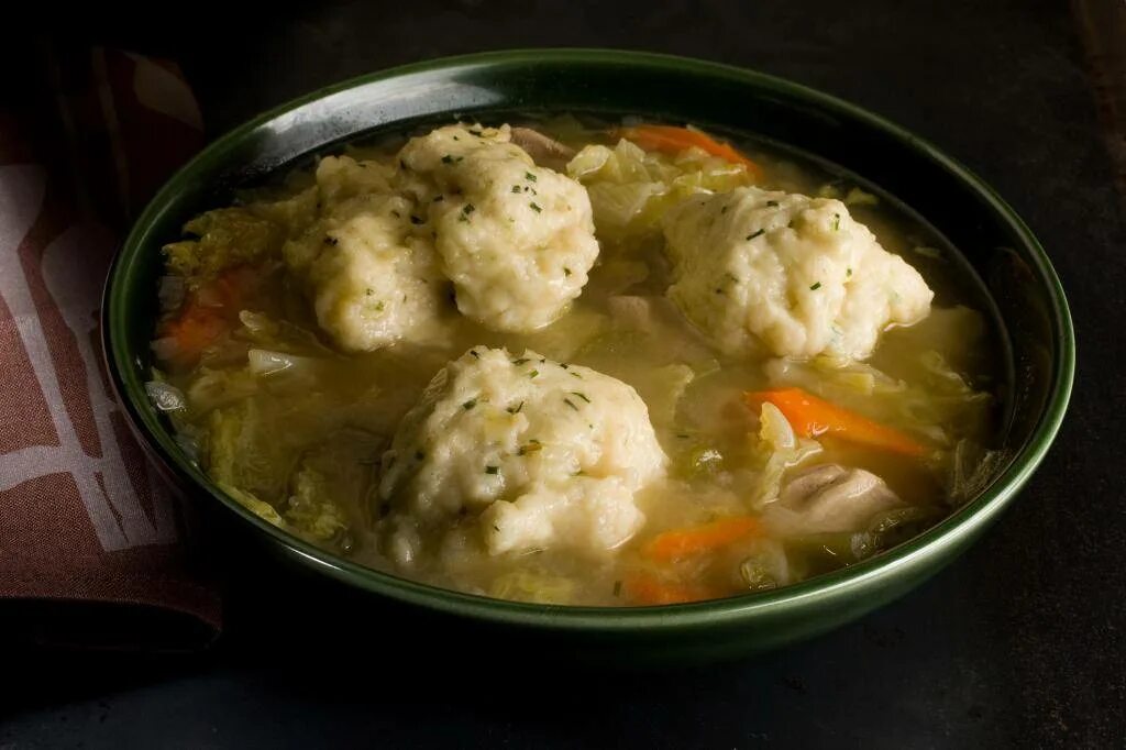 Суп с мясными клецками. Бабушкин суп с клецками. курица с галушками клецками. суп с галушками клецками. суп с галушками и курицей.