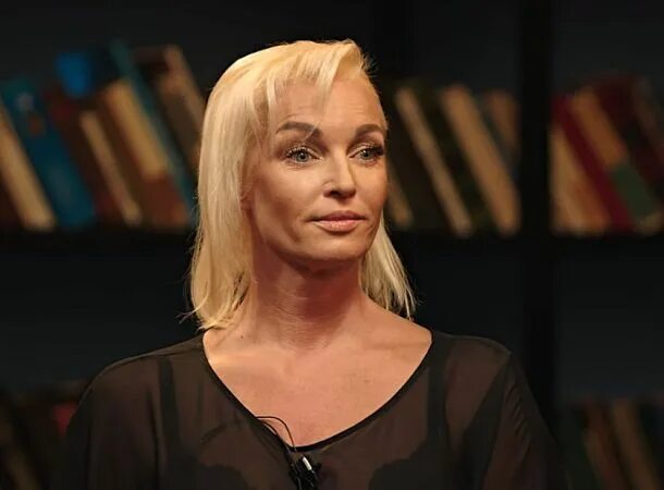 Анастасию Волочкову осудили за откровенный наряд на школьной линейке дочери