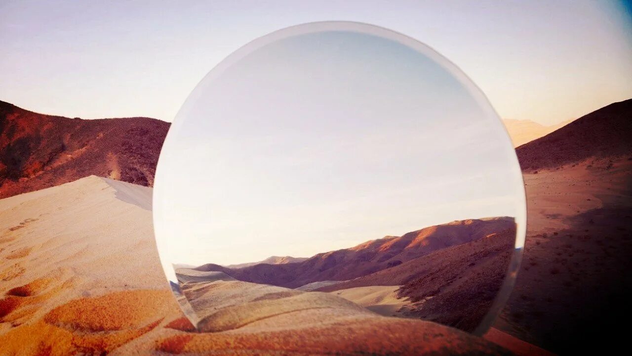 Отражение в зеркале. Отражение в зеркале. Камень в воздухе. Креативная фотография с зеркалом. Зеркальная дзен.