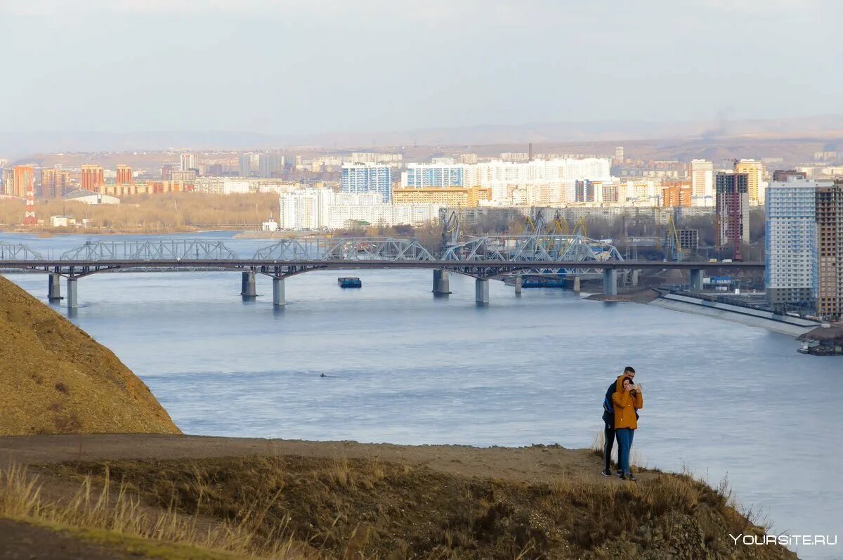 Левый берег это какой. Набережная Академгородок Красноярск. Красивый берег Красноярск Академгородок. Красноярск набережная Енисея. Смотровая площадка на Енисей в Красноярске.