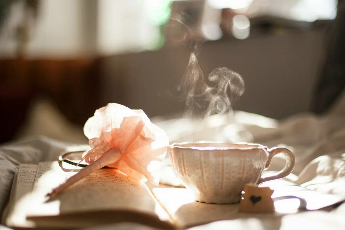 Доброе воскресное утро картинки. Утренний чай в постель. Утро. Чаепитие фон. Кофе обои.
