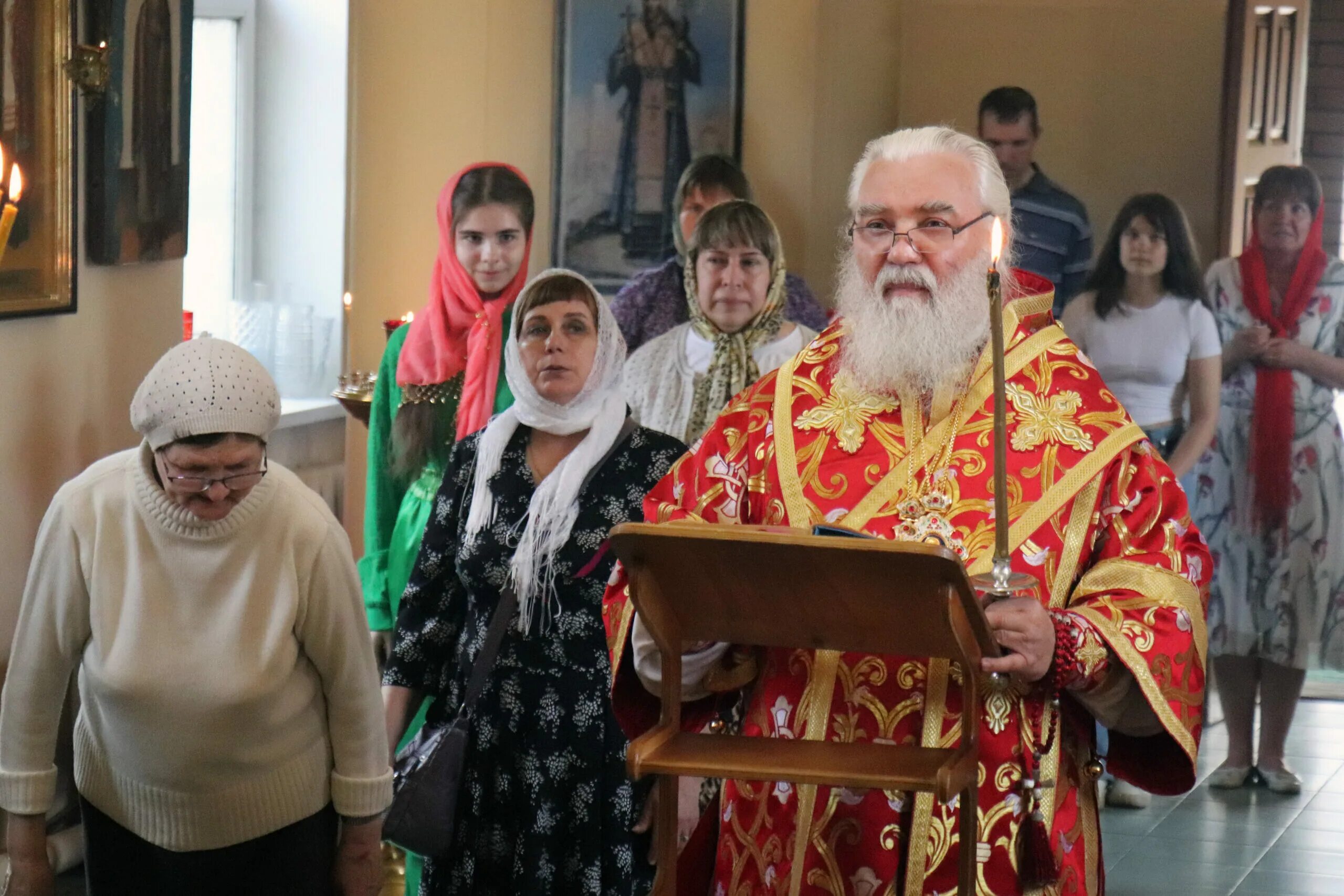 Клирик в церкви. Священник фото. Епархия. Служба в храме на Пасху. Акафист воскресению читать