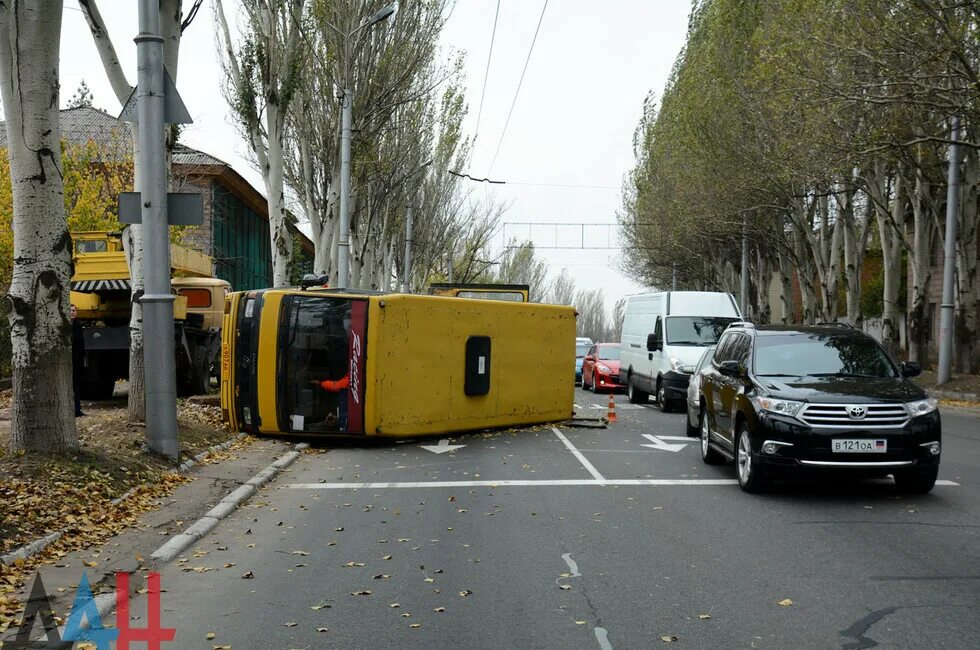 Чайкинское кольцо макеевка. Авария макеевка центр сегодня. Дтп макеевка 2023 на обжоре. Камаз на большой скорости снесь жигули. Дтп макеевка.