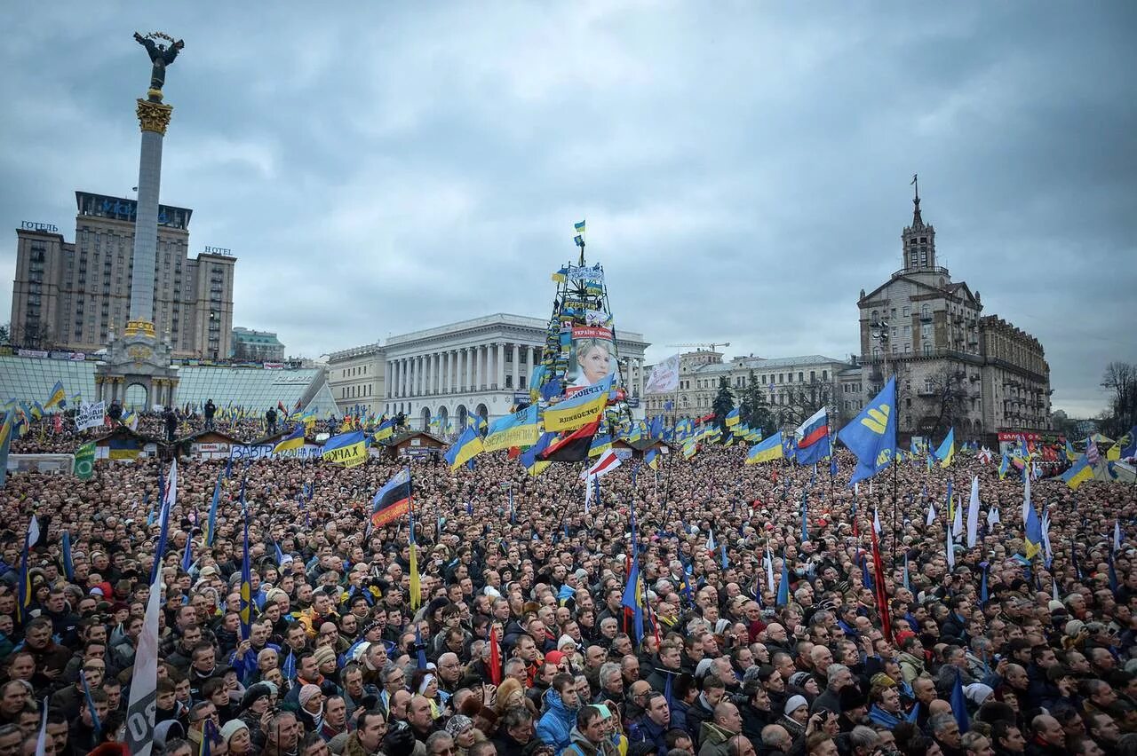 Майдан 16. Майдан Незалежности Киев 2023. Майдан Незалежности 2013. Российские флаги на Майдане в Киеве. Флаг России на Майдане 2014.