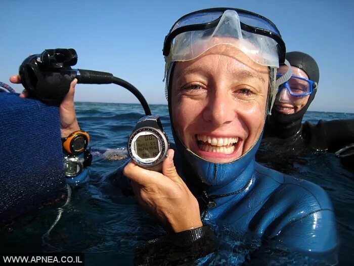 Рекорд погружения без акваланга женщины. Sarah Campbell Freediving. Погружение без акваланга. Человек в акваланге.