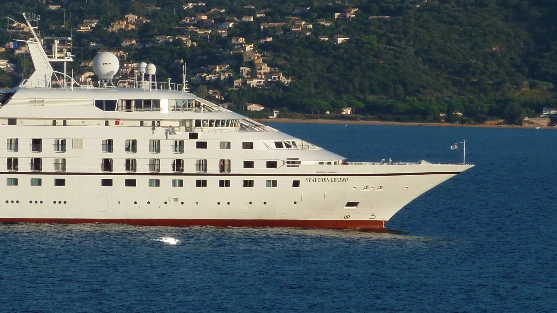 Корабль Seabourn Legend. Теплоход Корсика. Корсика яхта. Яхта во фьорде.