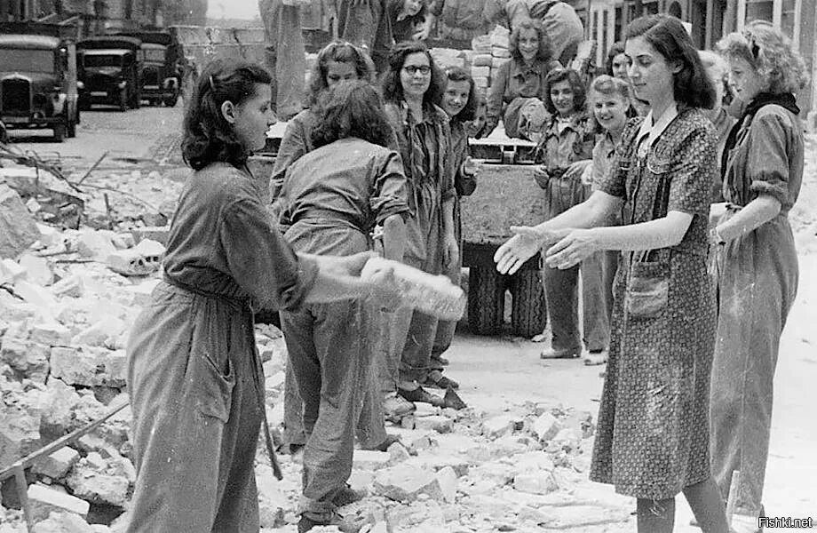 Как жили женщины в войну. Берлин 1945 мирные жители. Женщины второй мировой войны. Послевоенная Германия.