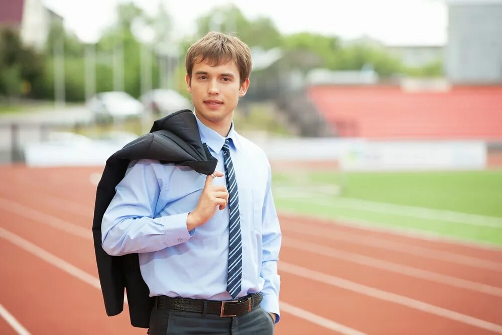 тренировка в офисе. спортивный бизнесмен. мужчина в костюме с гантелей. молодой бизнесмен спорт. бизнесмен спортсмен.