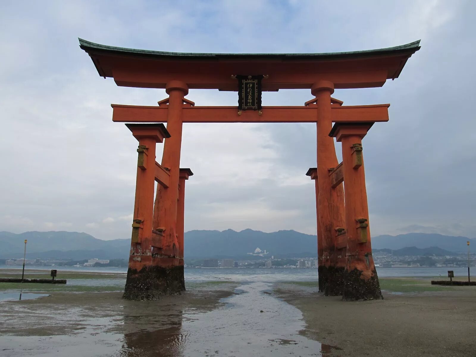 Ворота хиросима. Ворота в синтоистский храм япония. Япония врата тории. Ворота тори в японии. Ворота тории хиросима.