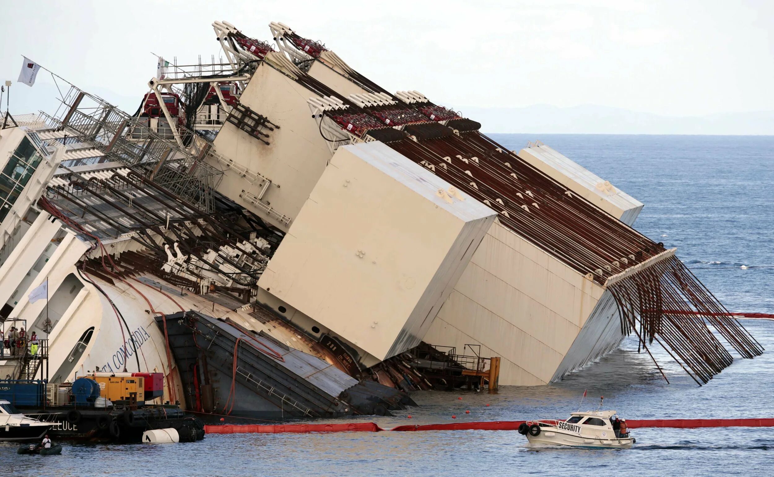 Подняли лайнер. Конкордия корабль крушение. Коста конкордия подняли. Costa concordia сейчас 2021. Корабль коста конкордия сейчас.