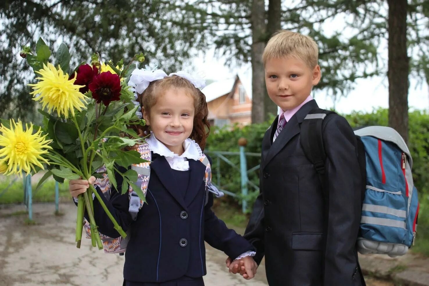 Фотосессия первоклассника в школе. Первый звонок в школе. Идем в школу в сентябре. Красивые первоклассники. Дети в школе.