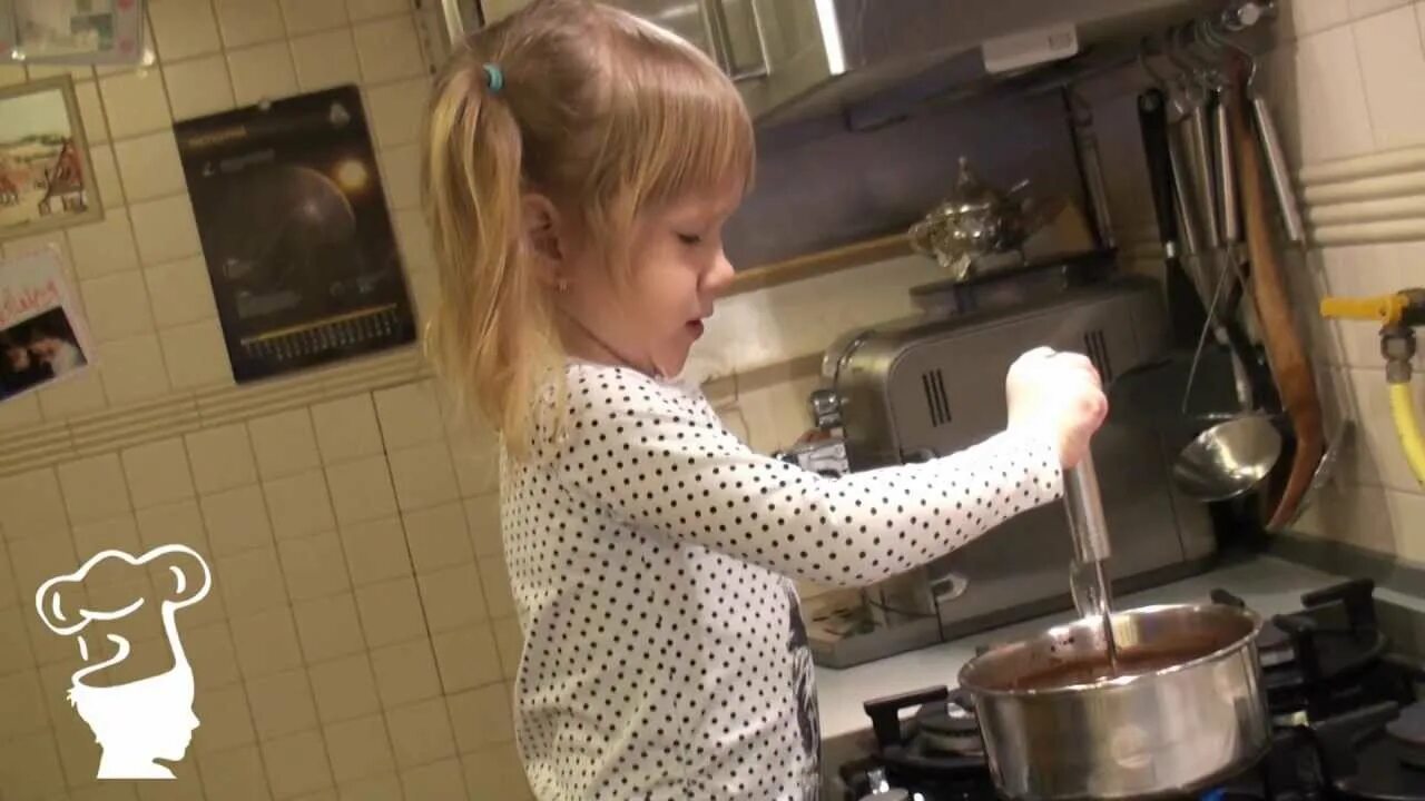 Как сделать горячий шоколад. Дети готовят шоколад. Горячий шоколад любимой маме. Как приготовить горячий шоколад дома.