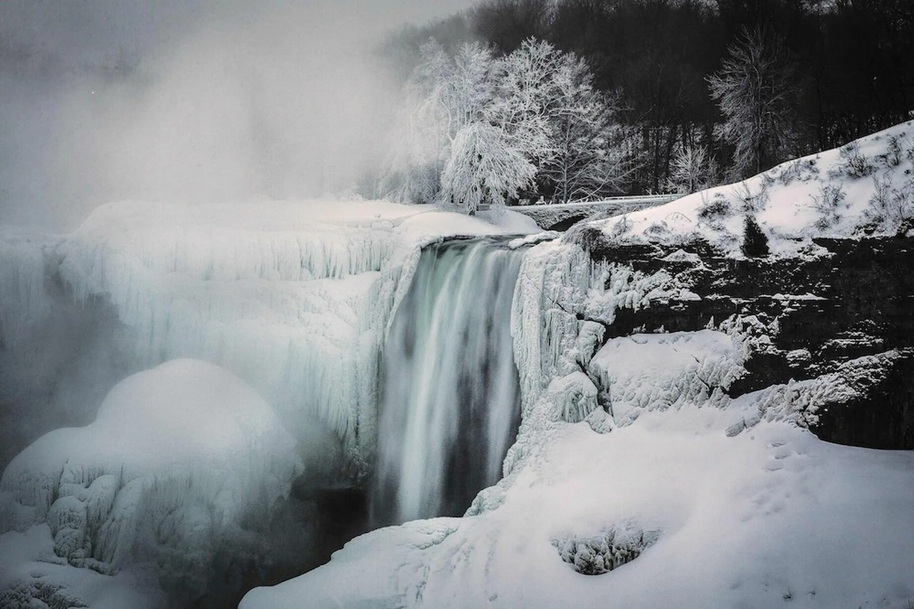 Frozen fall. Зима 1932 Ниагарский водопад. Ниагарский водопад замерз. Ниагарский водопад зимой. Ниагарский водопад замерз 2014 фото.