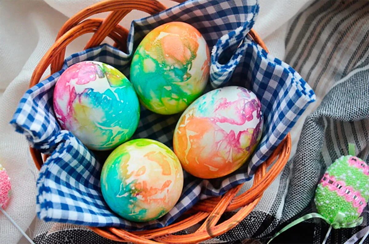 Как покрасить яйца фломастерами и салфеткой. Украсить яйца с помощью салфеток. Покраска яиц акриловыми красками.
