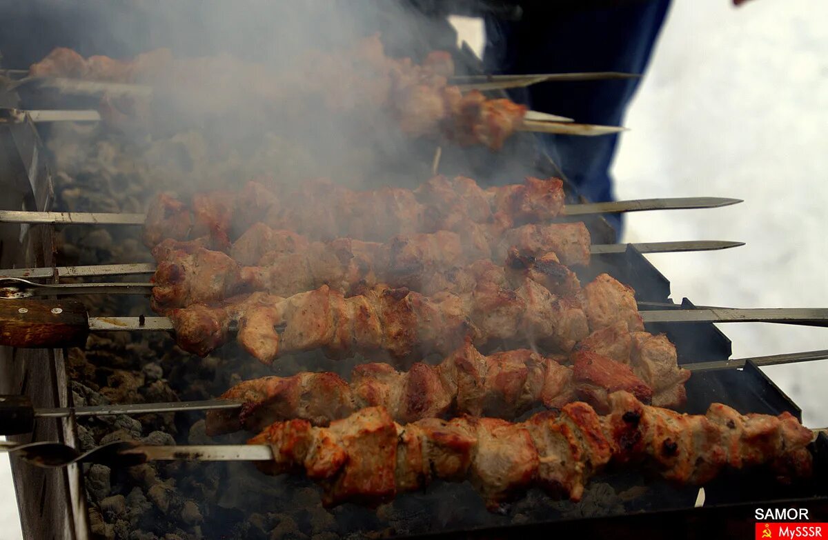 Шашлык зимой. Зимний шашлык. Шашлыки на природе. Шашлык на мангале зимой. Шашлыки на природе.