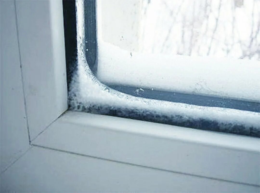 Почему на стекле окна образуется лед. Наледь на пластиковых окнах. Промерзает стеклопакет. Промерзает пластиковое окно между окном и подоконником. Промерзает рама оконная ПВХ.