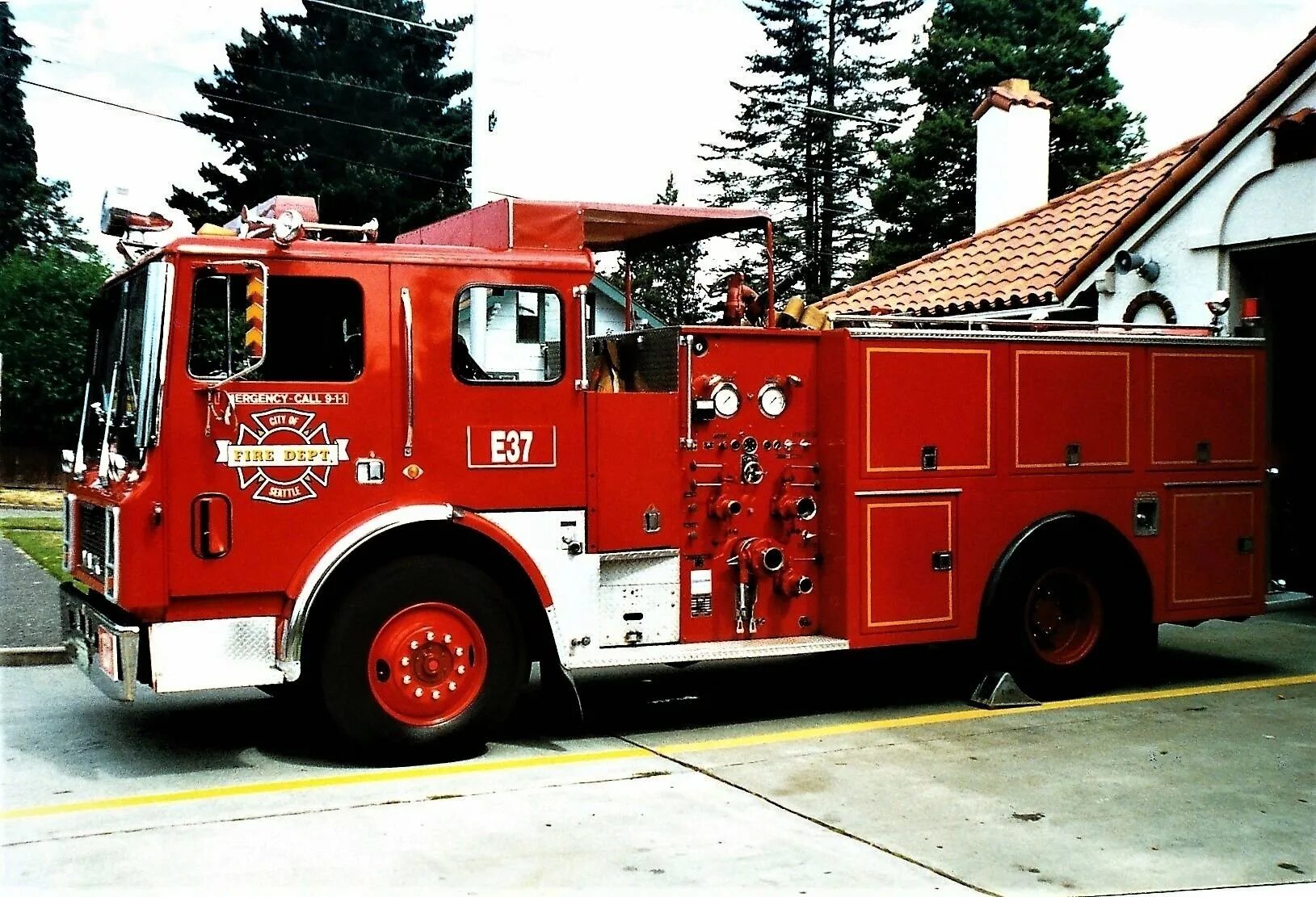 Сигрейв пожарная машина. Пожарная машина Макк ЦФ 1960. Grumman пожарная машина. Автомобиль пожарно-спасательный АПС.