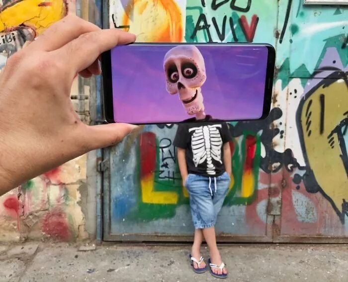 Рекламщик телефонов. Разговор по телефону. Молодежь в телефонах. Работа в офисе картинки. Человек со смартфоном.