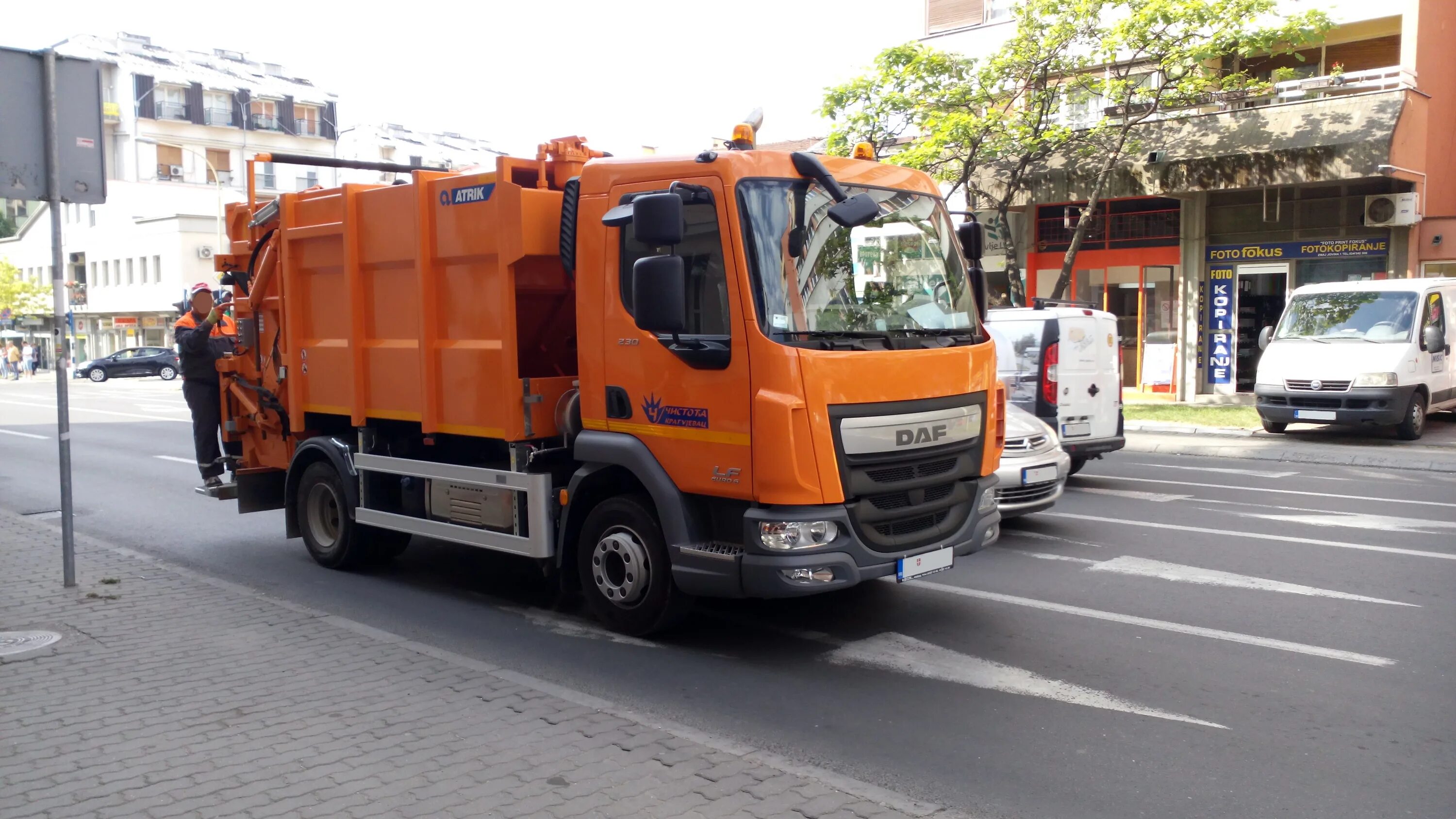 Мусоровоз маз мкз 33009. Мусоровоз на выставке. Автобусы мусоровоз. 250 мусоровоз. Mercedes benz econic 2628.