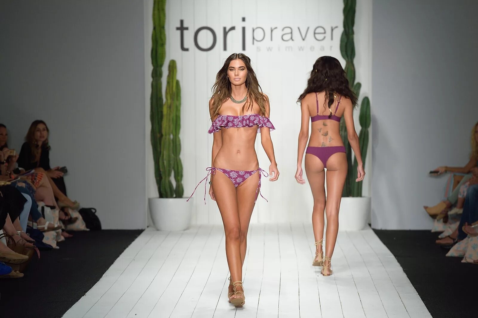 Показ мод бикини девушек. Miami swim week 2017 tori praver. фото моделей с показа tori praver. примерка модного бикини. мода бикини за кулисами.