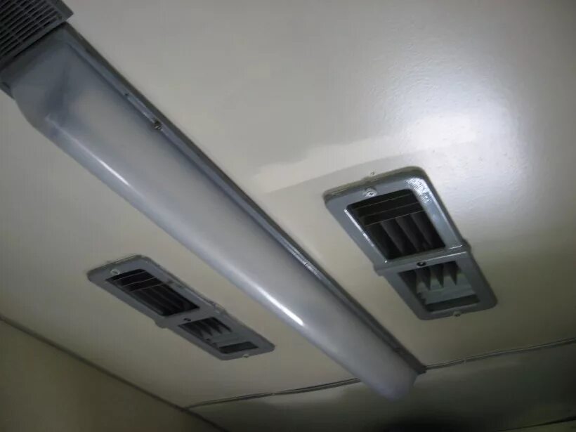 софит вагона купе. освещение пассажирского вагона. освещения железнодорожных вагоно. плафон в поезде. купе поезда ночью.