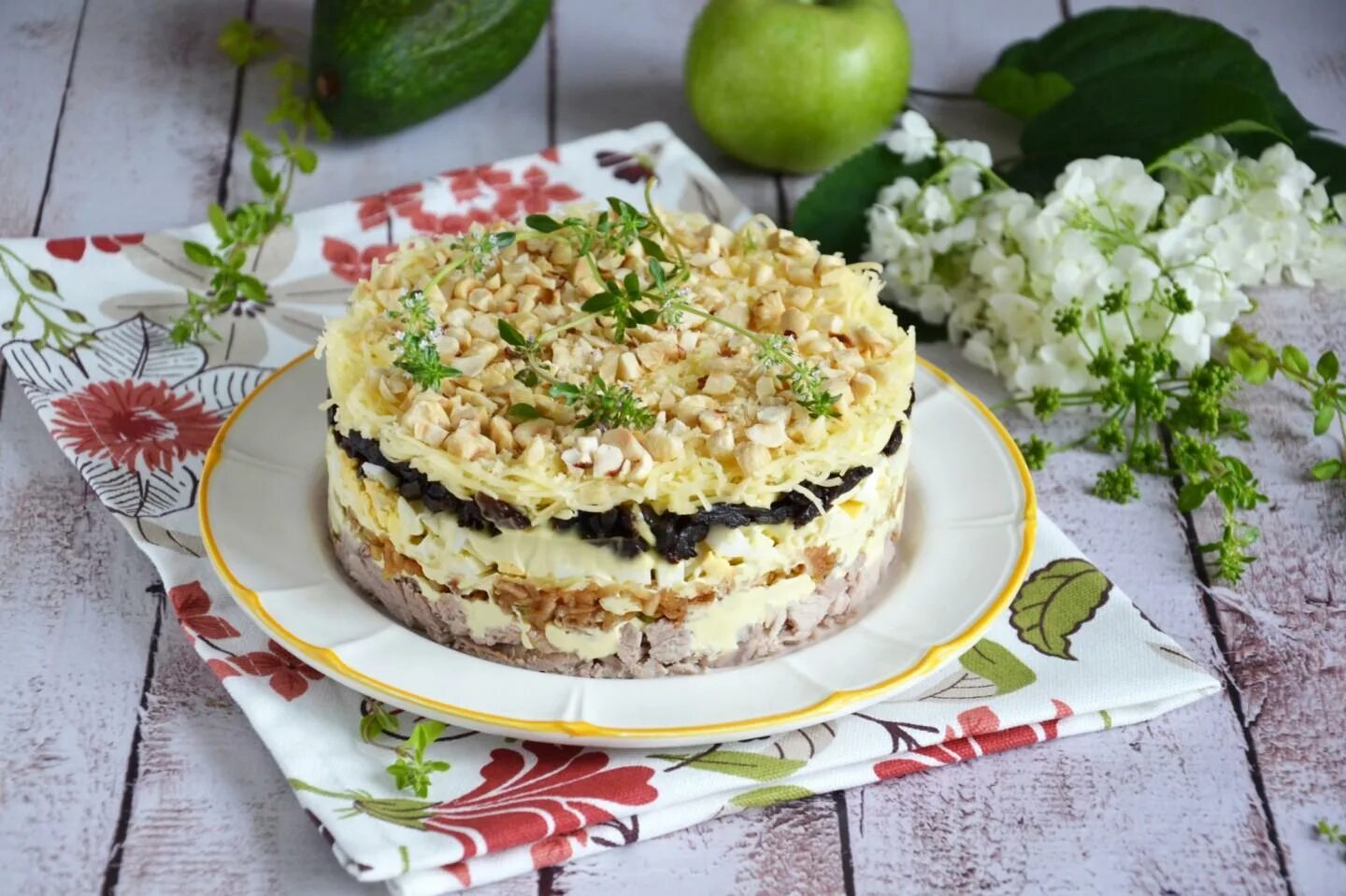 Салат с черносливом и курицей и грецкими орехами. Салат с говядиной и черносливом и грецким орехом. Салат с черносливом и курицей и грецкими орехами и огурцом. Салат с говядиной и черносливом и грецким. Слоеный с курицей и черносливом