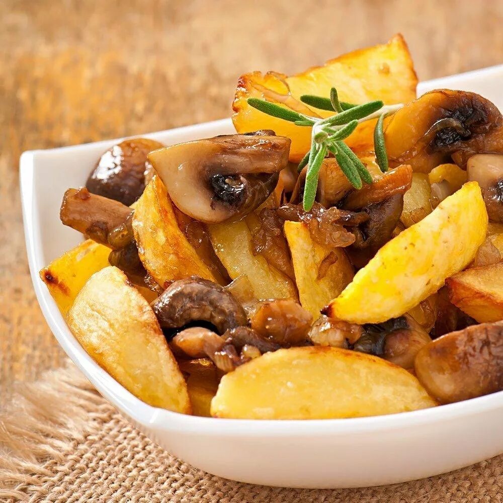 Картофель жареный с грибами. Картошка с грибами. Картошка с грибами на сковороде. Картошка с грибами с чем едят. Жареная картошка с грибами и луком.
