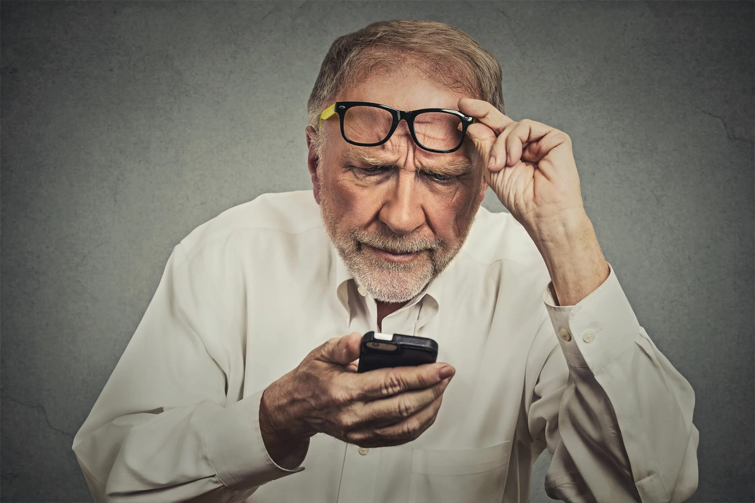 Пожилые люди в очках. Дедушка с телефоном. Старик в очках. Телефон для Стариков. Плохо вижу смотрю