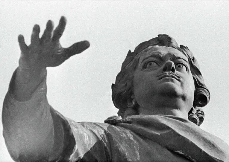 Статуя с поднятой рукой. Статуя с поднятой рукой. Памятник ленину с протянутой рукой. Статуя ленина с протянутой рукой. Статуя с поднятой рукой.